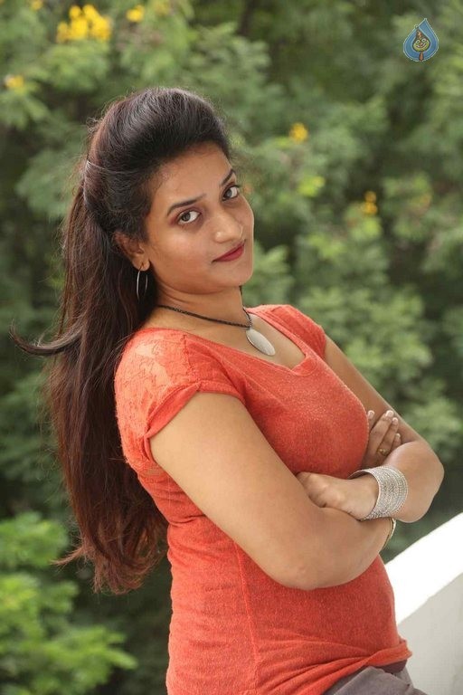 Janani Latest Photos - 7 / 39 photos