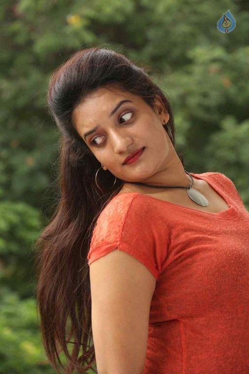 Janani Latest Photos - 16 / 39 photos