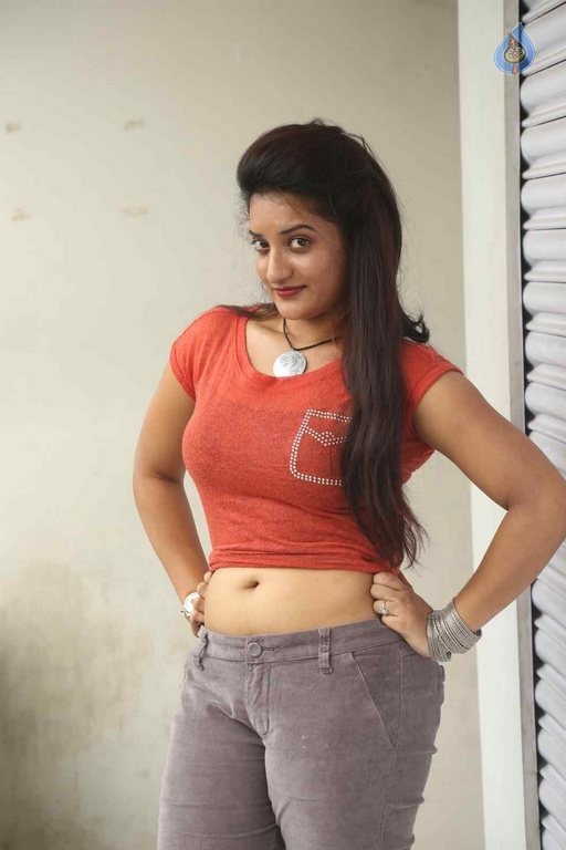 Janani Latest Photos - 25 / 39 photos