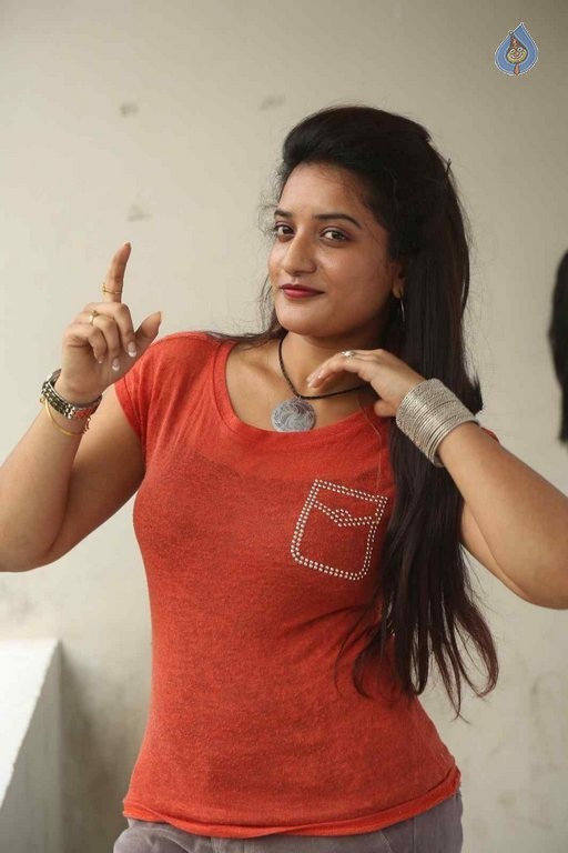 Janani Latest Photos - 32 / 39 photos