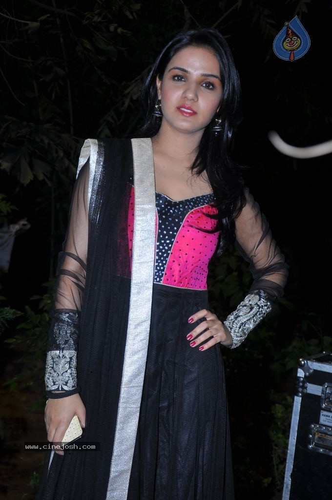 Jasmine New Stills - 42 / 52 photos