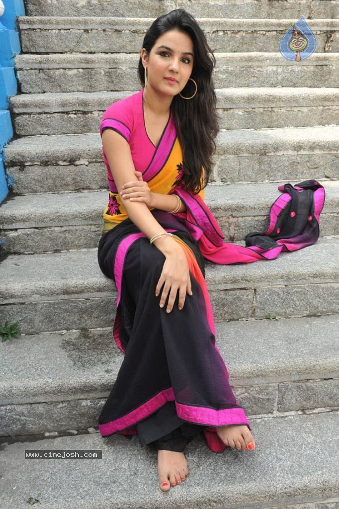 Jasmine New Stills - 15 / 42 photos