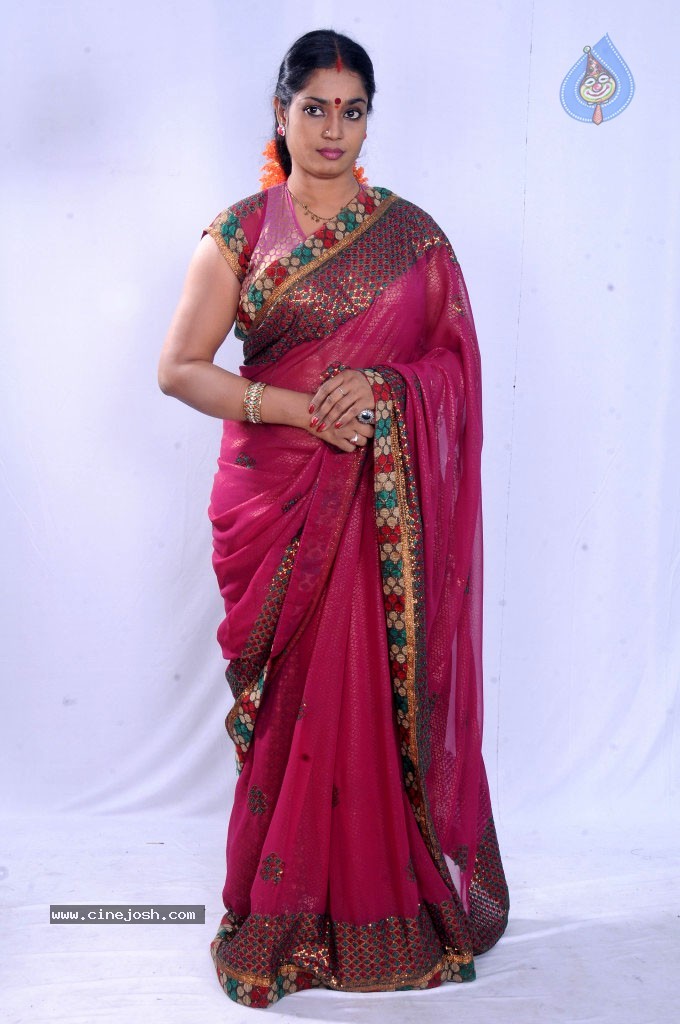 Jayavani New Stills - 7 / 29 photos