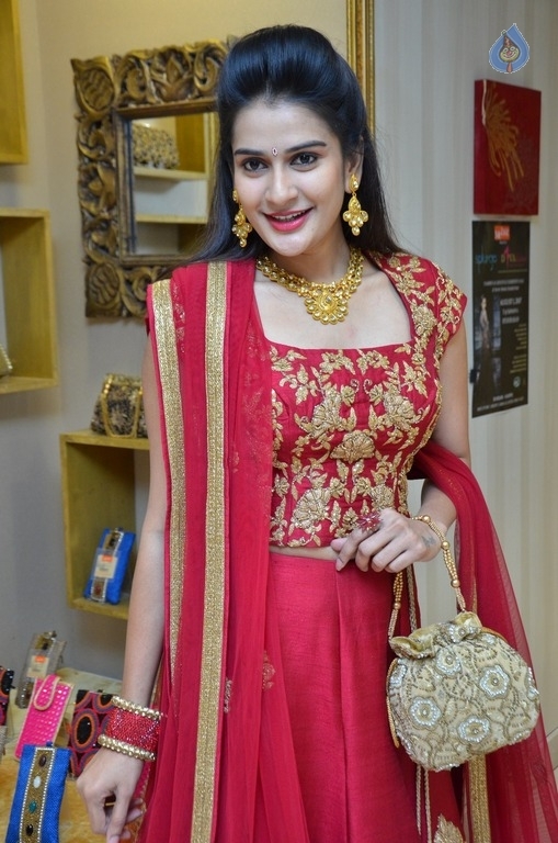 Jenny Honey New Photos - 27 / 42 photos