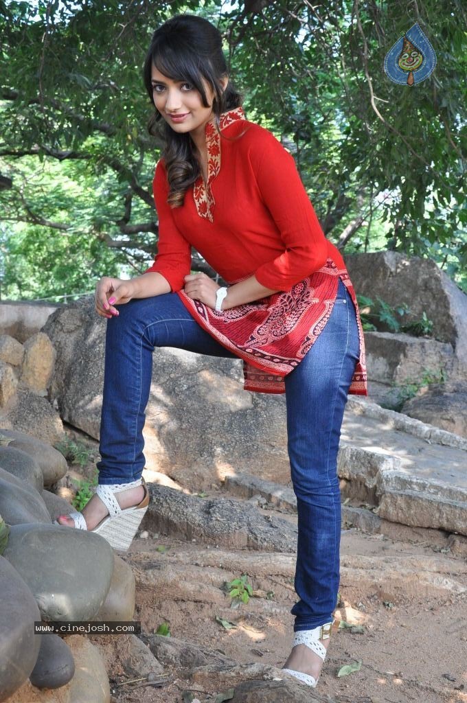 Jiya New Stills - 28 / 68 photos