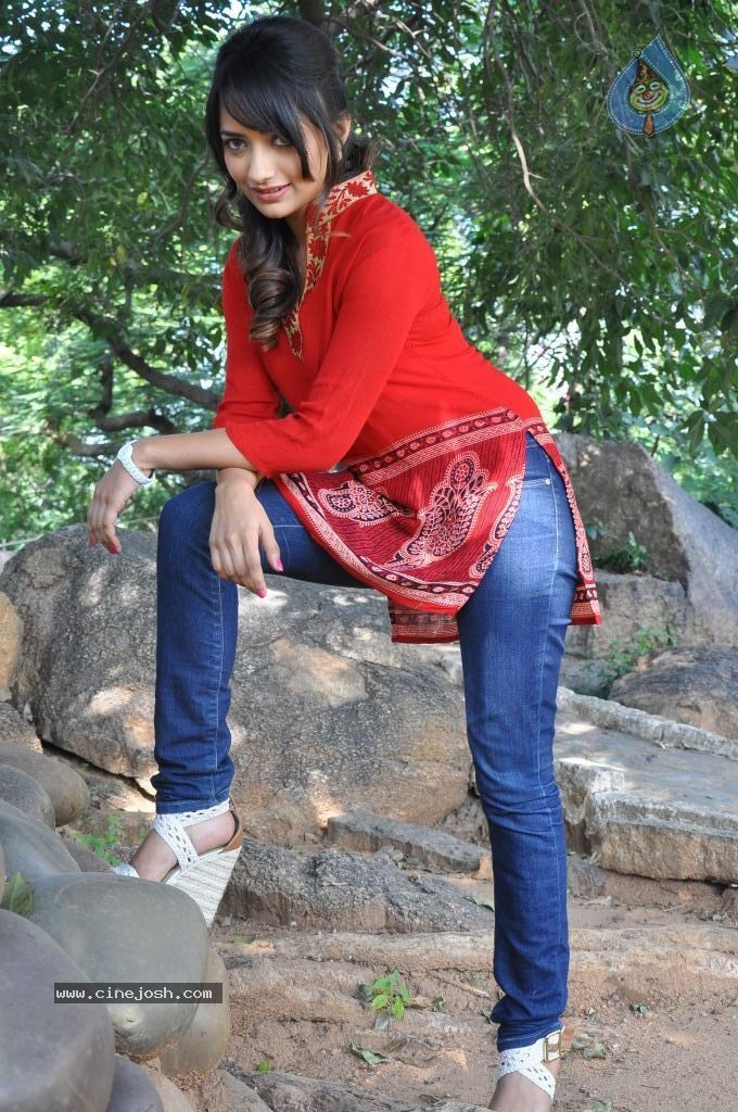 Jiya New Stills - 31 / 68 photos