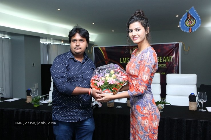 Juhi Khan Launches  LMS Beauty Brochure - 34 / 35 photos