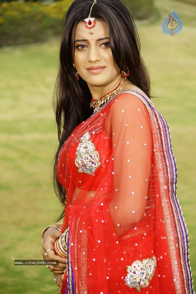 Juhi New Stills - 5 / 43 photos