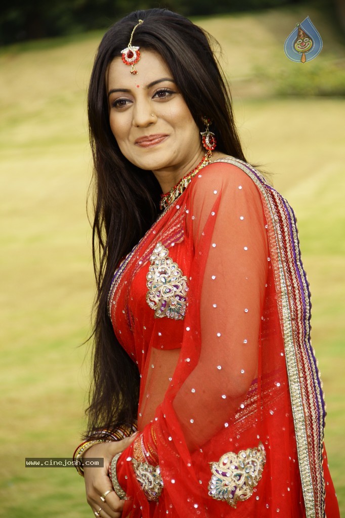 Juhi New Stills - 8 / 43 photos