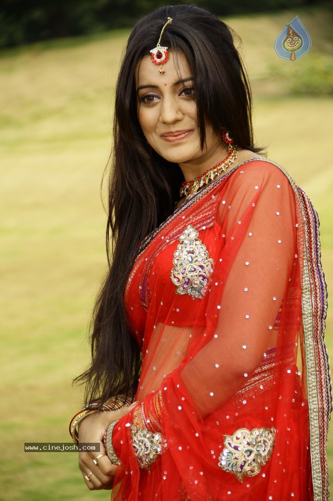 Juhi New Stills - 22 / 43 photos