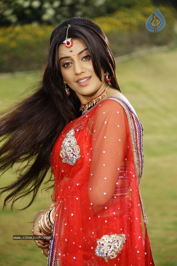 Juhi New Stills - 42 / 43 photos