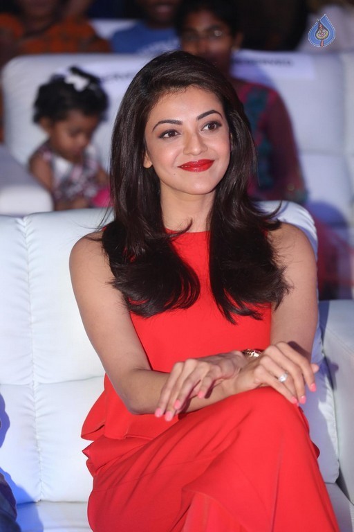 Kajal Aggarwal at Oopiri Audio Launch - 7 / 38 photos