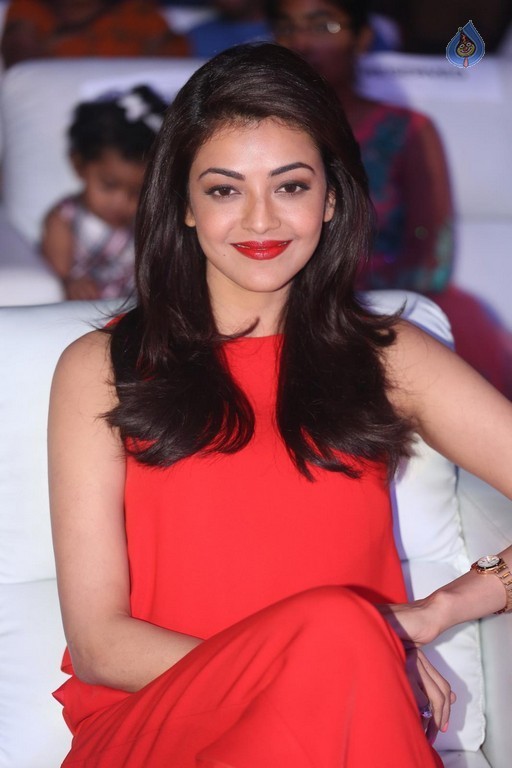 Kajal Aggarwal at Oopiri Audio Launch - 20 / 38 photos