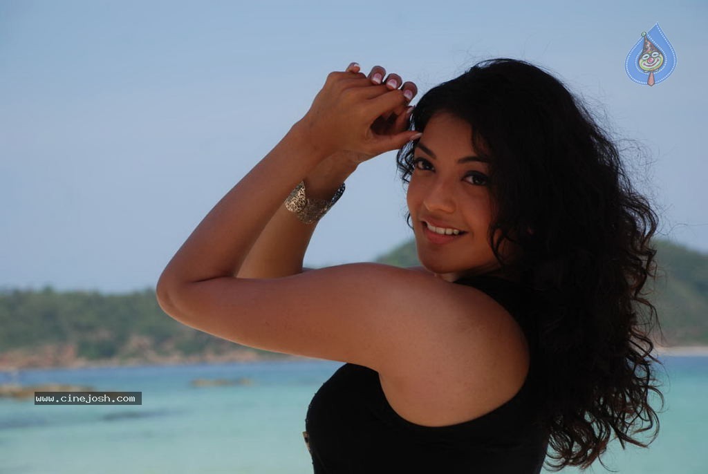 Kajal Agarwal Hot Stills - 17 / 63 photos