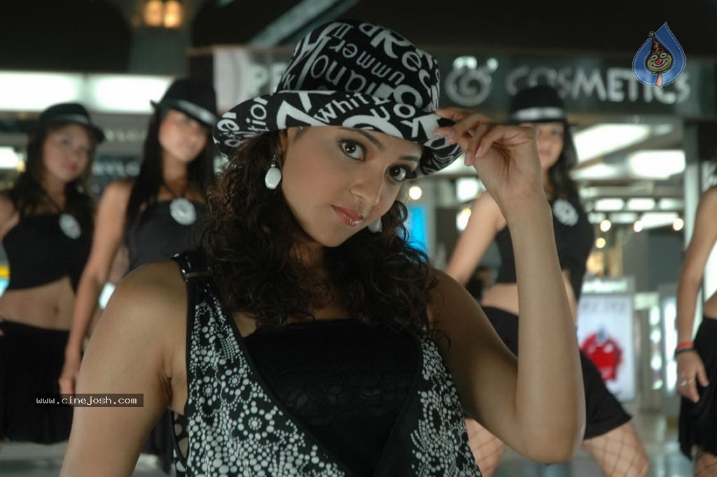 Kajal Agarwal Hot Stills - 19 / 63 photos