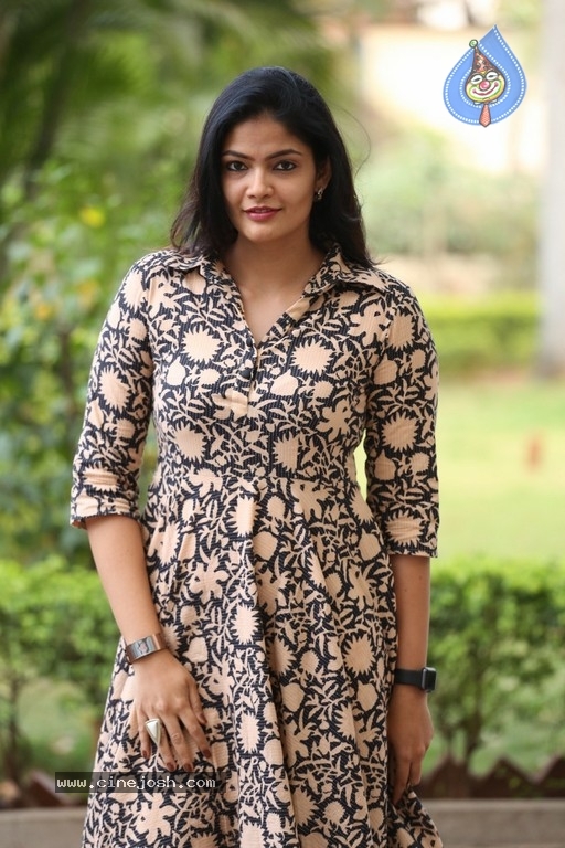 Kalpika Ganesh Photos - 17 / 18 photos