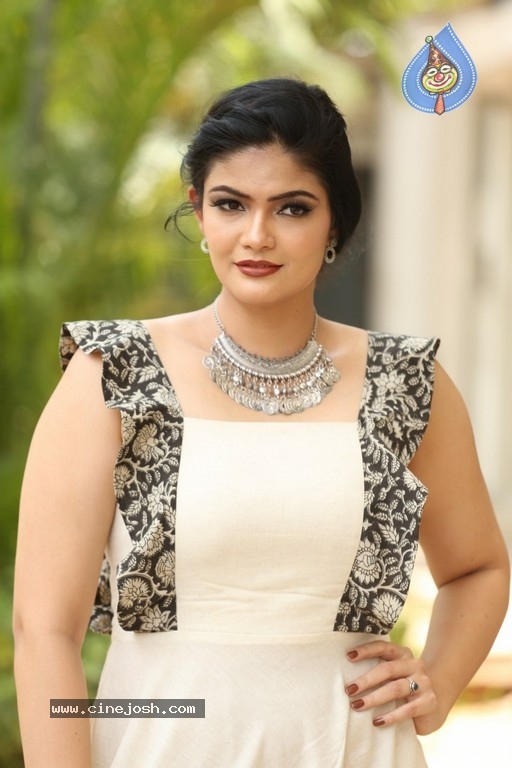 Kalpika Ganesh Photos - 12 / 21 photos