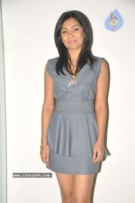 Kamalinee Mukherjee New Stills - 32 / 32 photos