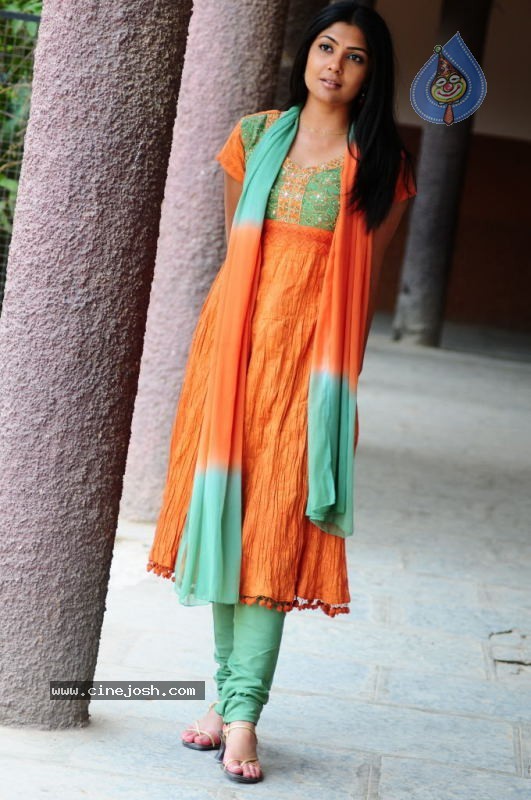 Kamalini Mukherjee - Police Police Movie - 10 / 75 photos