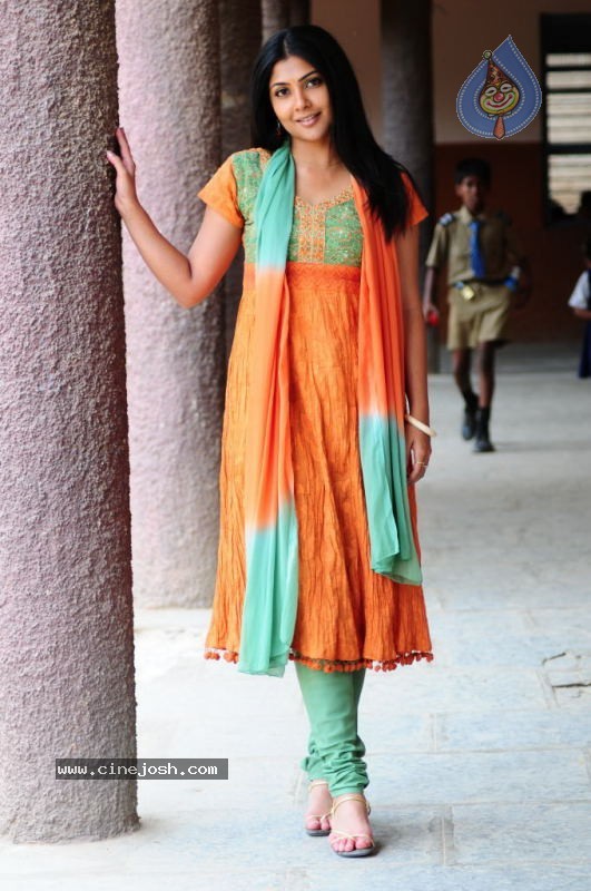 Kamalini Mukherjee - Police Police Movie - 65 / 75 photos