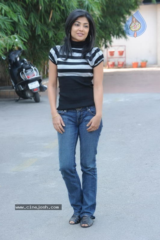 Kamalini Mukherjee Gallery - 30 / 73 photos