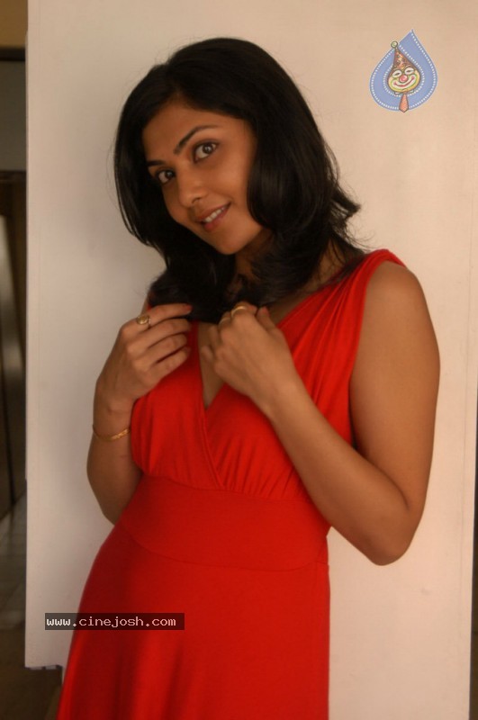 Kamalini Mukherjee  Latest Gallery - 12 / 25 photos