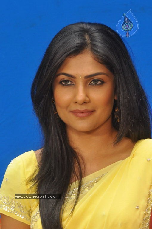 Kamalini Mukherjee Latest Photos - 32 / 56 photos