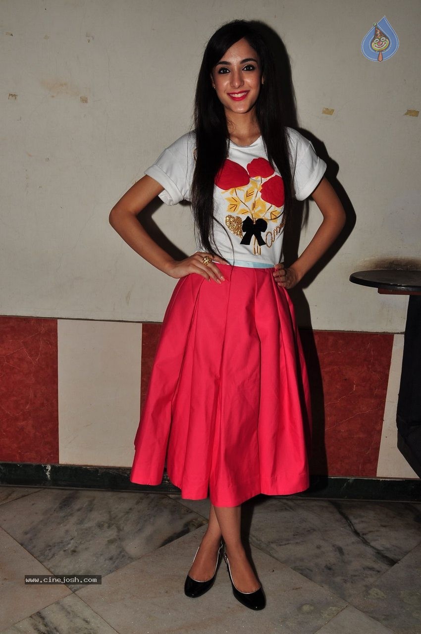 Kanika Kapoor New Photos - 24 / 42 photos