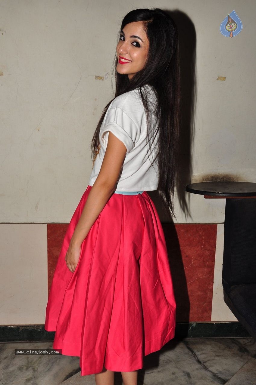 Kanika Kapoor New Photos - 28 / 42 photos