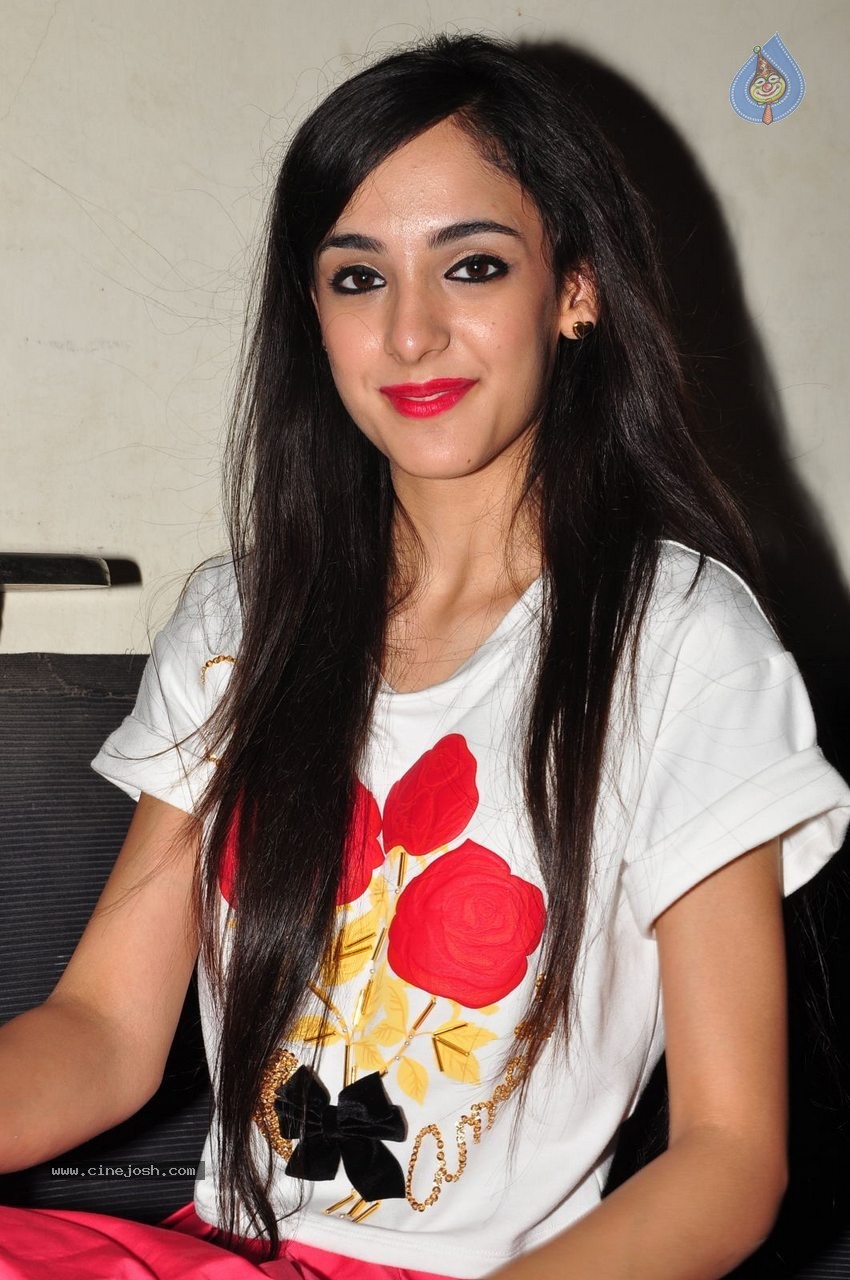 Kanika Kapoor New Photos - 29 / 42 photos