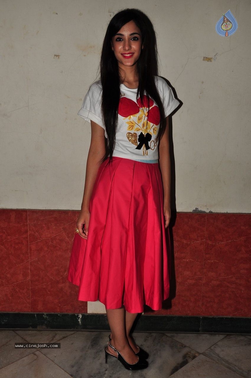 Kanika Kapoor New Photos - 33 / 42 photos