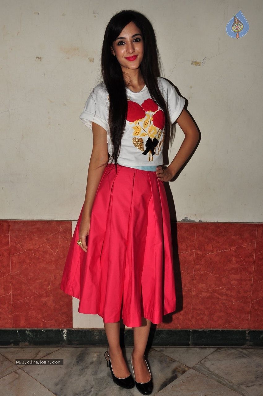 Kanika Kapoor New Photos - 35 / 42 photos