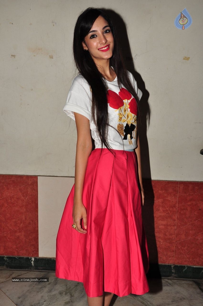 Kanika Kapoor New Photos - 37 / 42 photos