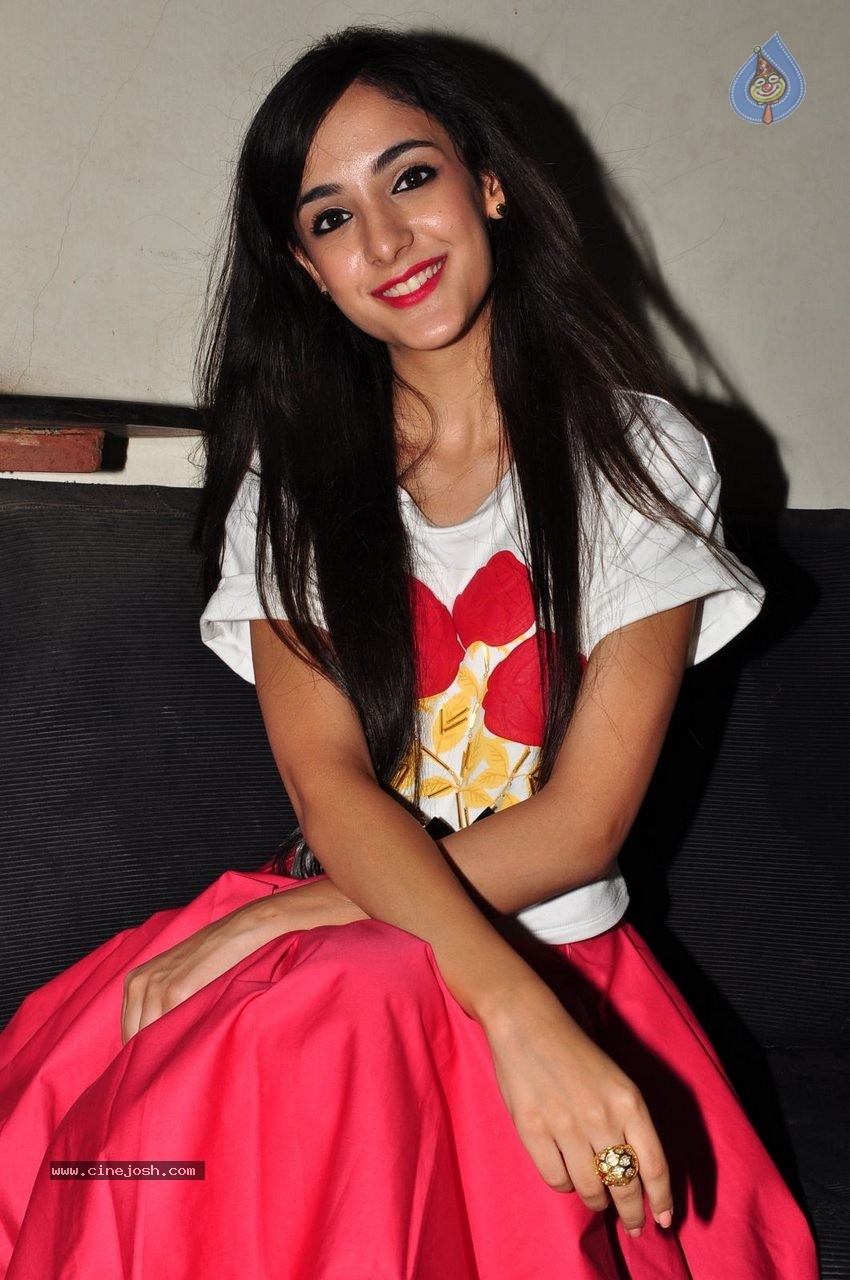 Kanika Kapoor New Photos - 38 / 42 photos