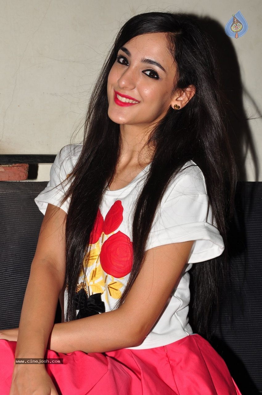 Kanika Kapoor New Photos - 41 / 42 photos