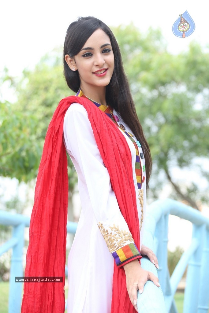 Kanika Kapoor Photos - 11 / 73 photos