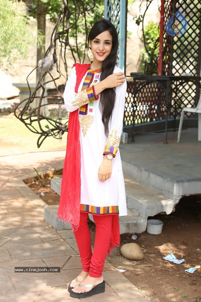 Kanika Kapoor Photos - 14 / 73 photos