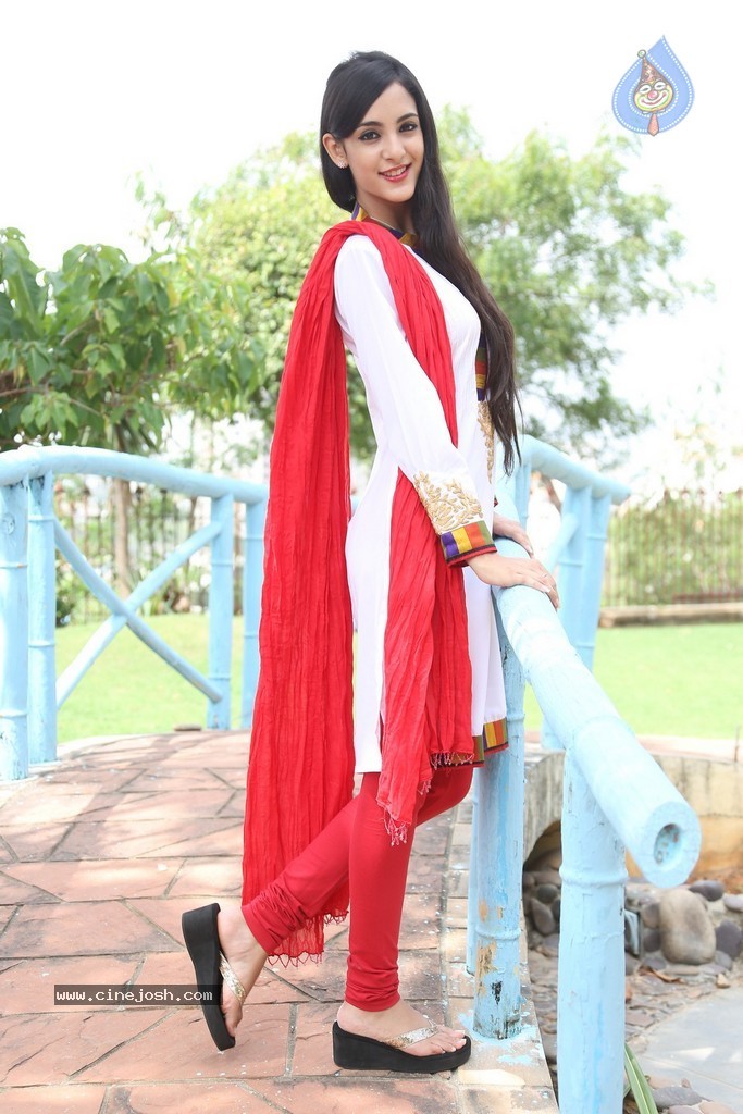 Kanika Kapoor Photos - 19 / 73 photos