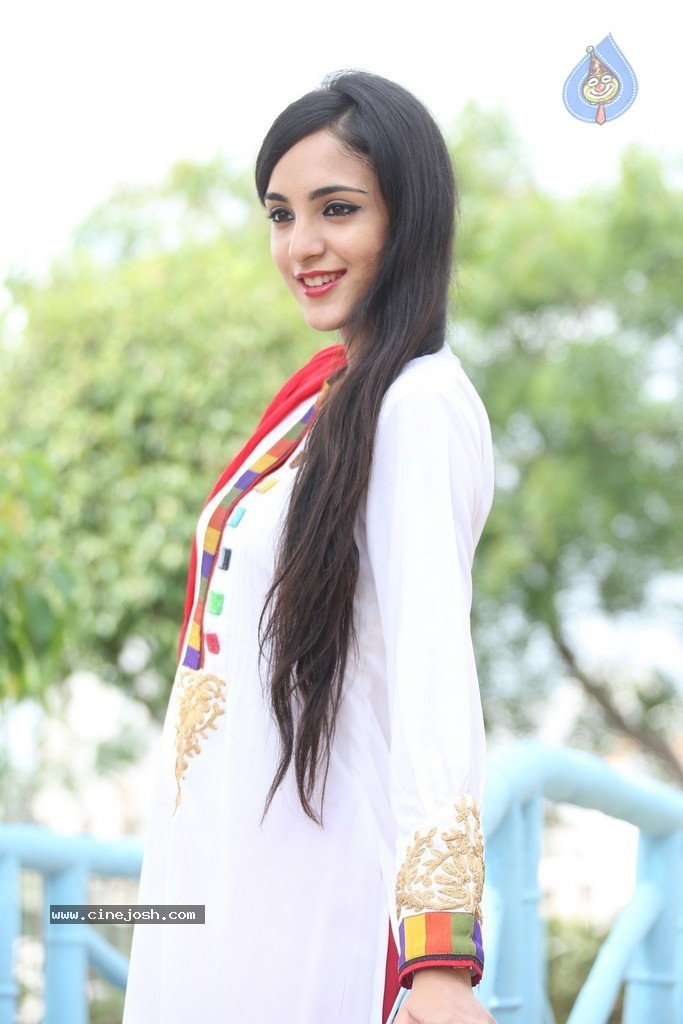 Kanika Kapoor Photos - 27 / 73 photos