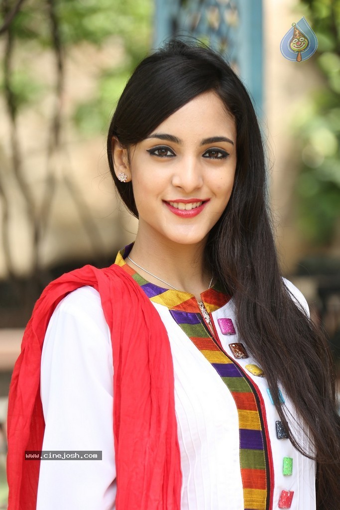 Kanika Kapoor Photos - 30 / 73 photos