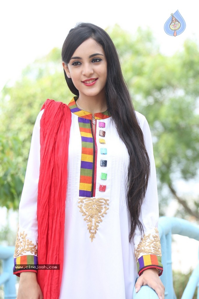 Kanika Kapoor Photos - 32 / 73 photos