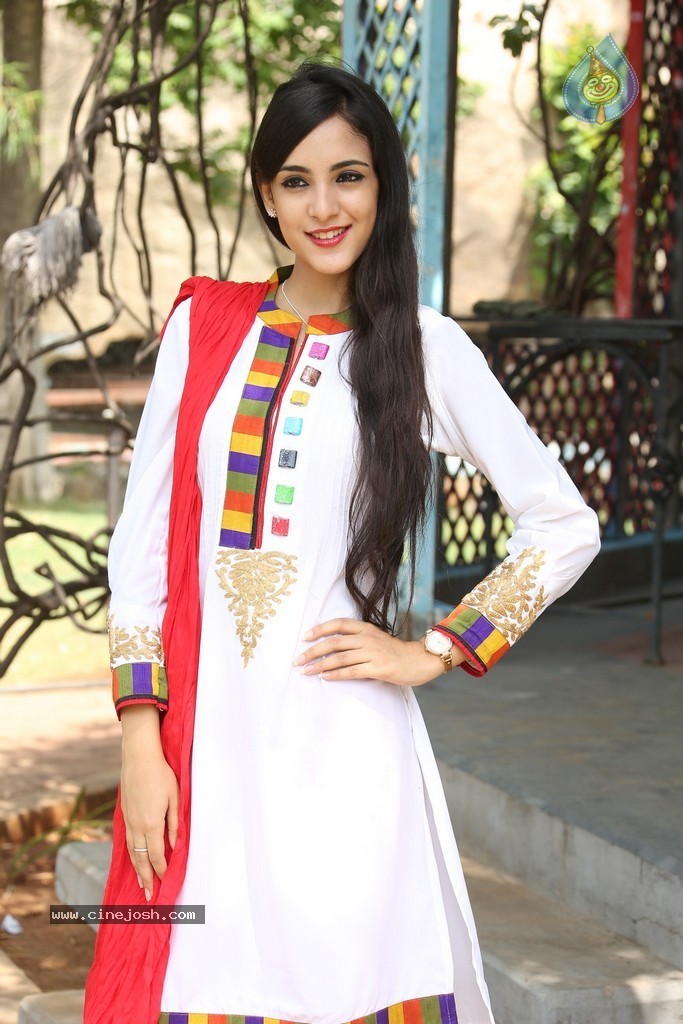 Kanika Kapoor Photos - 35 / 73 photos