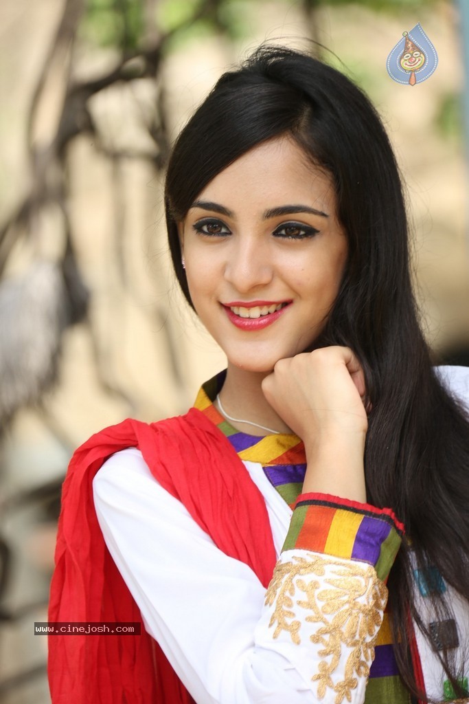 Kanika Kapoor Photos - 63 / 73 photos