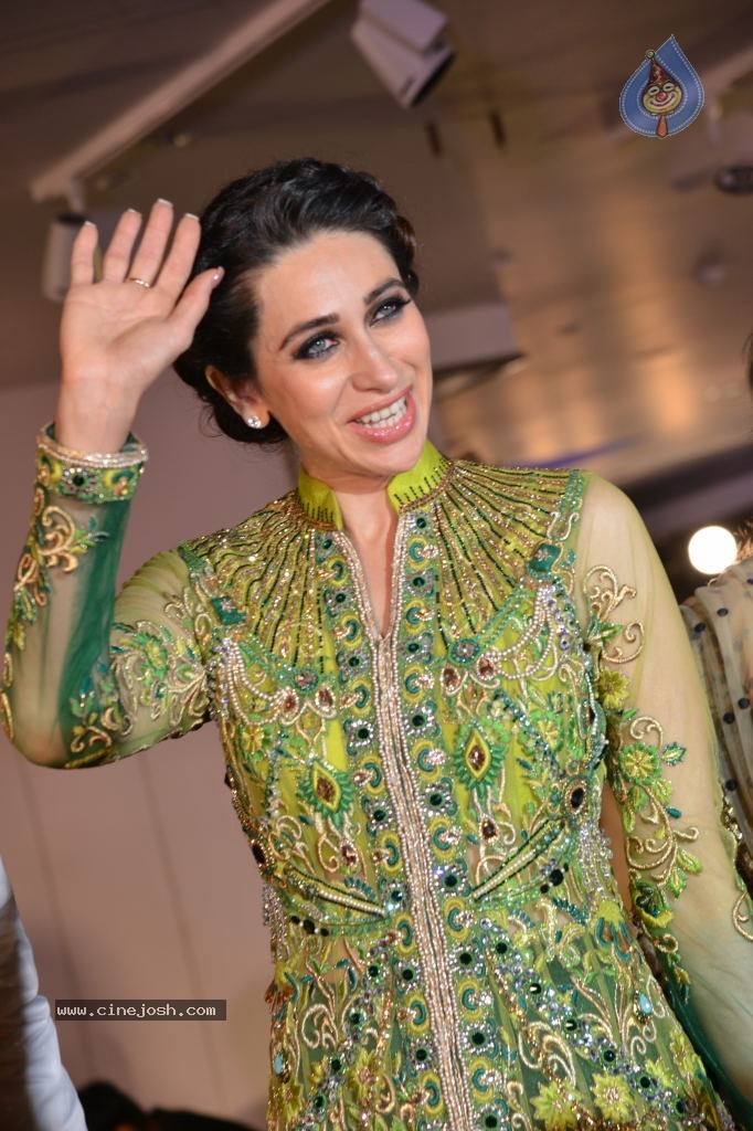 Karishma Kapoor Stills - 11 / 75 photos