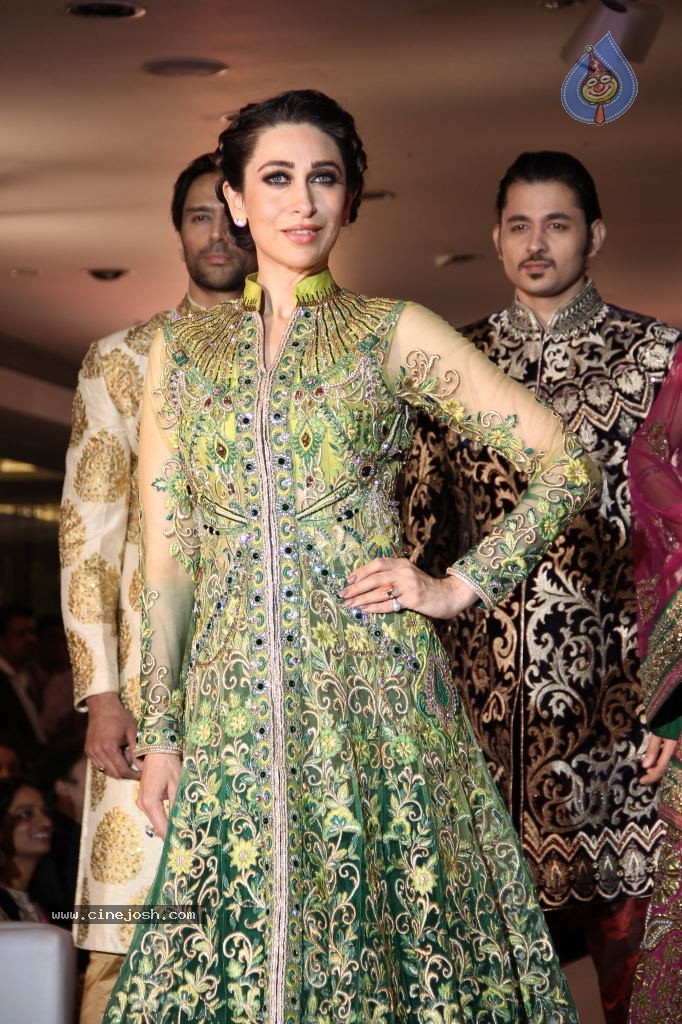 Karishma Kapoor Stills - 21 / 75 photos