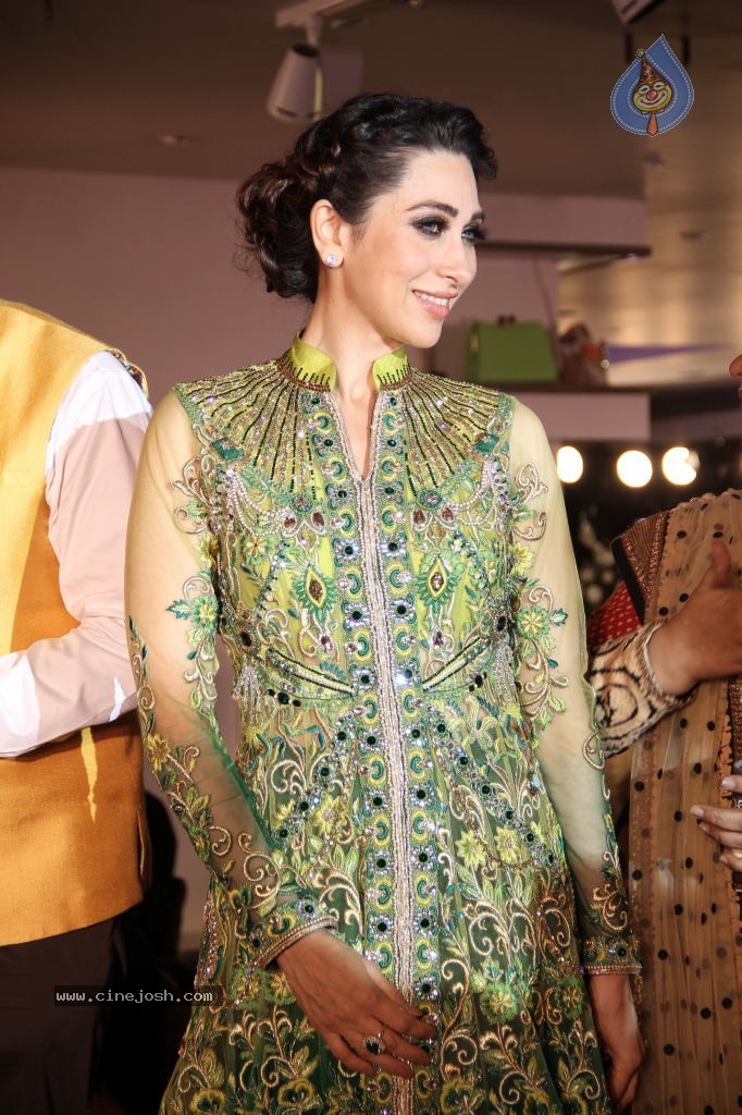 Karishma Kapoor Stills - 22 / 75 photos