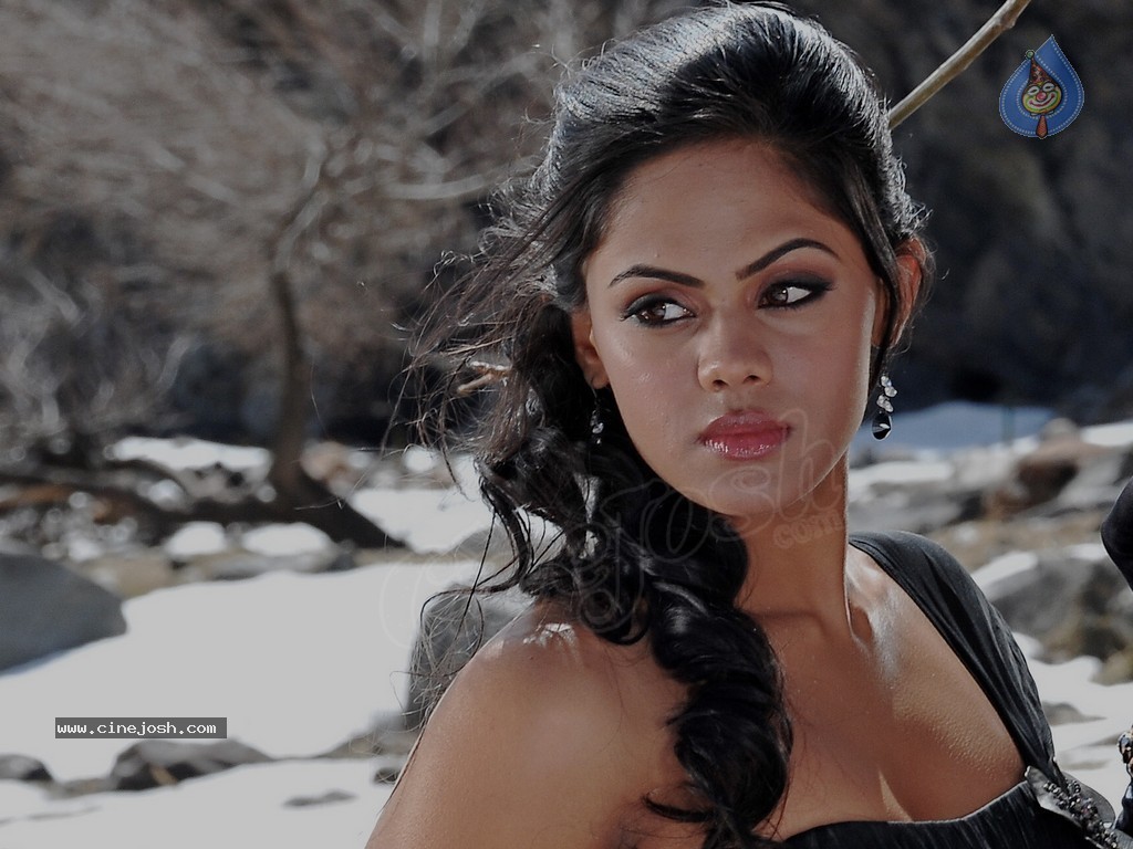 Karthika Latest Stills - 23 / 82 photos