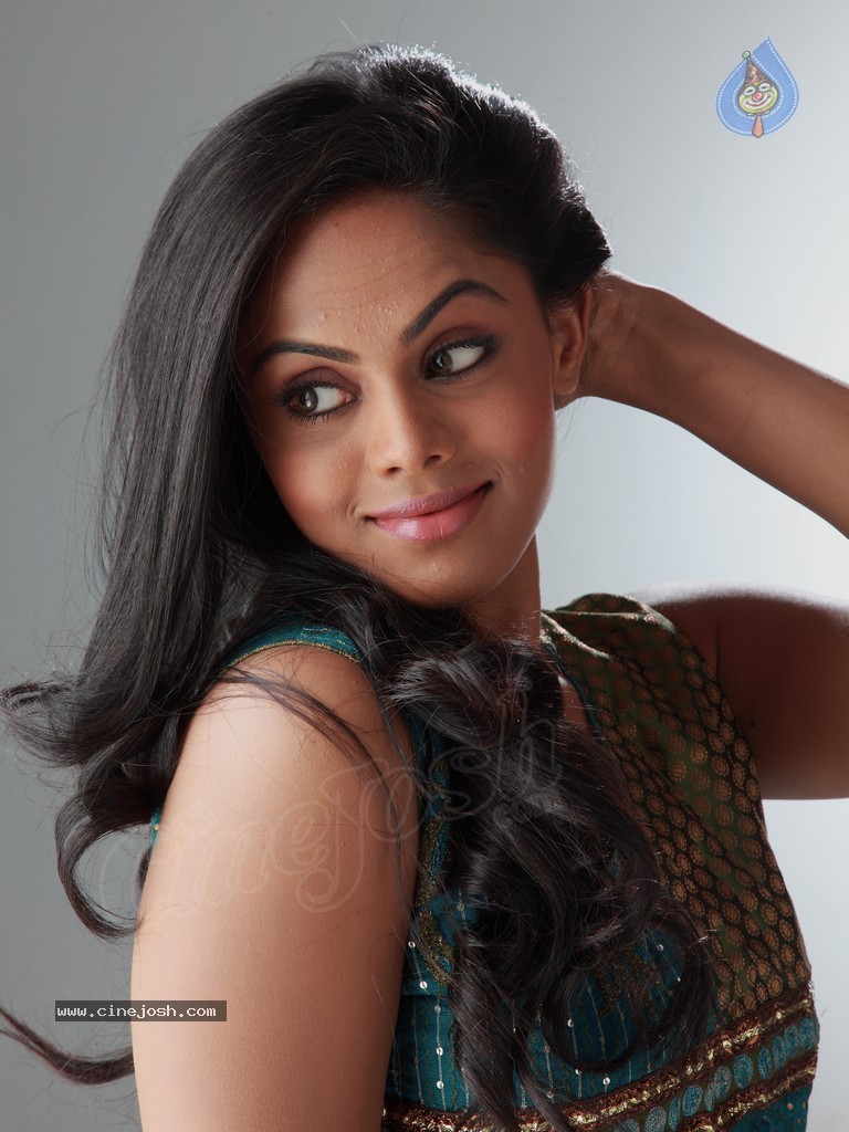 Karthika Latest Stills - 25 / 82 photos