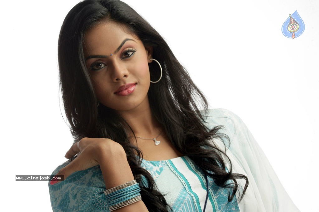 Karthika Nair New Stills - 6 / 19 photos