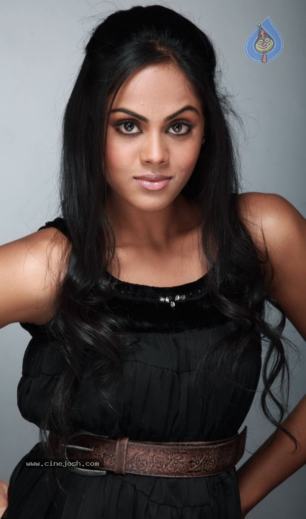 Karthika Nair New Stills - 18 / 19 photos